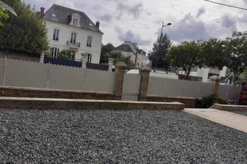 Mp Metallerie Pose Descalier Sur Mesure A Lorient Portail A Motorisation